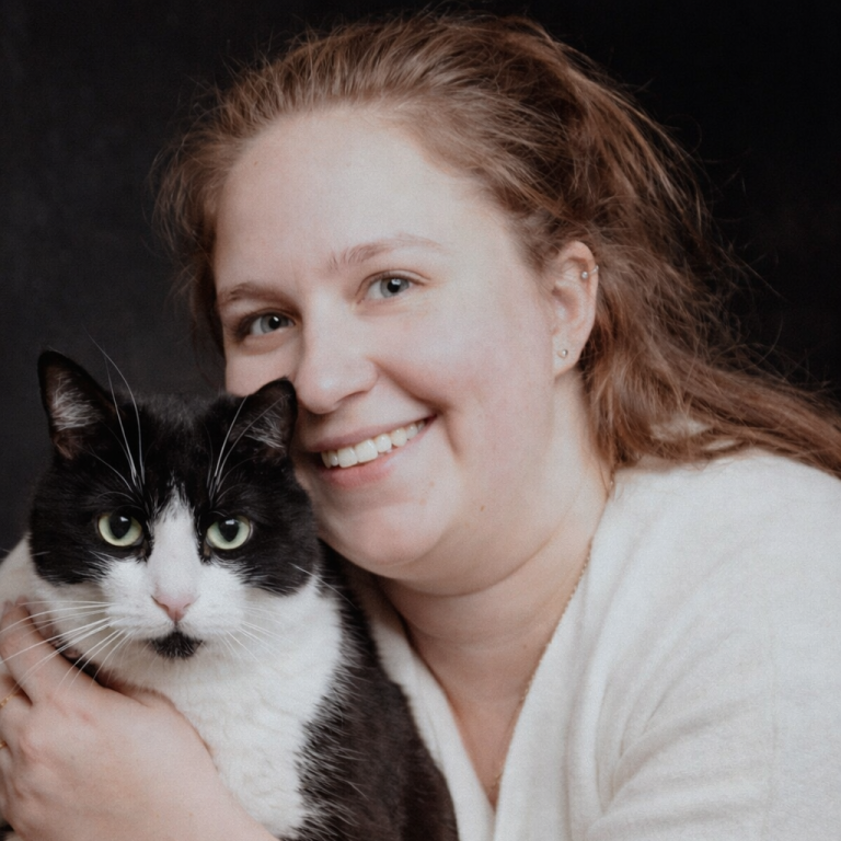 Katzensitterin bei liebevoller Katzenbetreuung zuhause mit Katze auf dem Arm